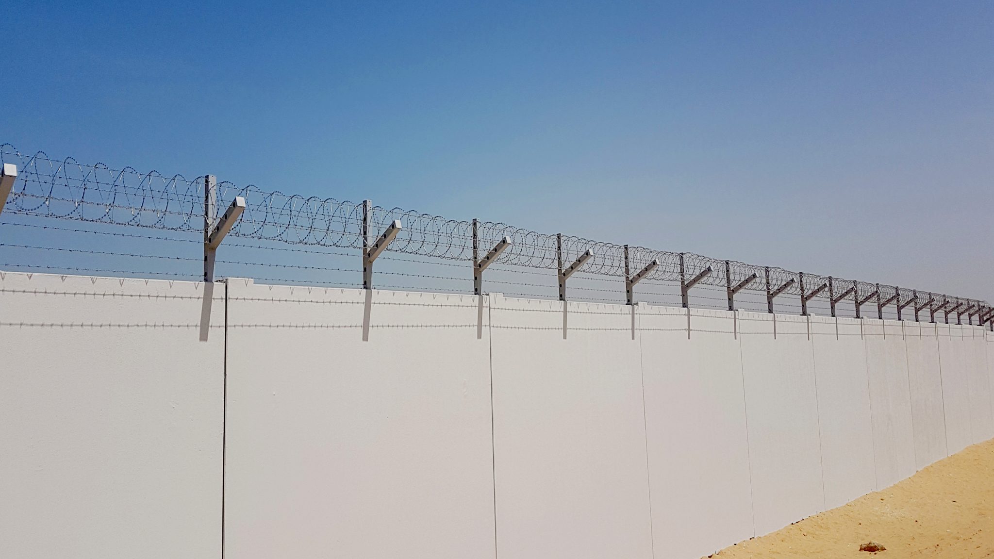 Link Middle East Installs Concertina Razor Tape (CBT) & Barbed Wire